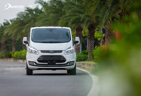 So sánh Kia Sedona, mức tiêu thụ nhiên liệu Ford Tourneo thấp hơn